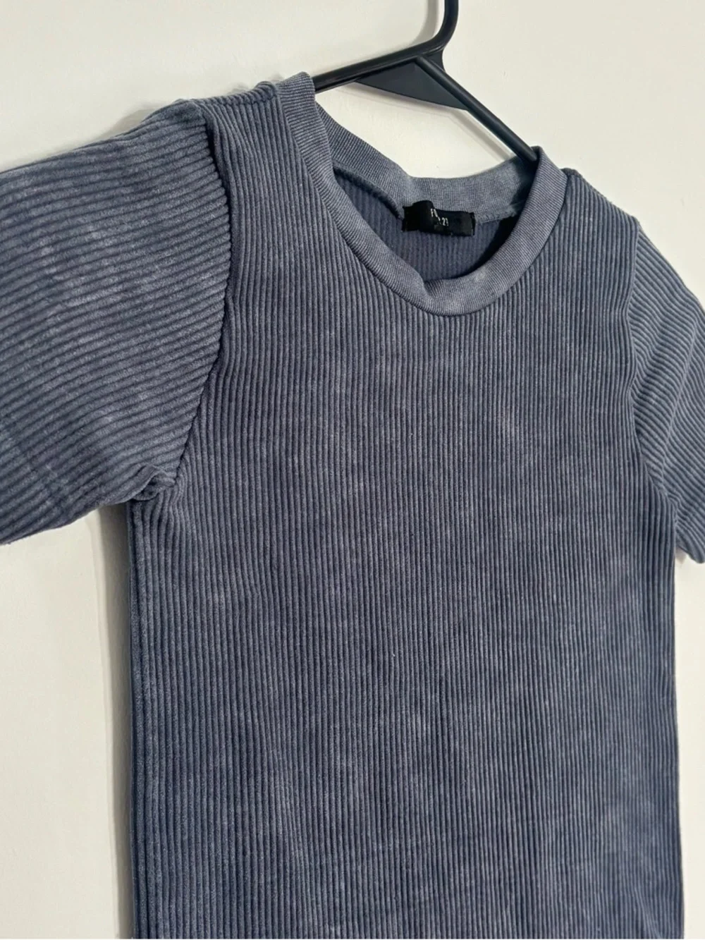 Short Sleeve Ribbed Crewneck Top in Slate Blue | Forever 21 | Size Small - Picture 4 of 5